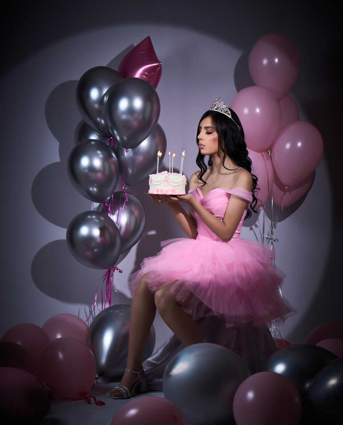 Entre luz rosa y sueños plateados, florece su historia.