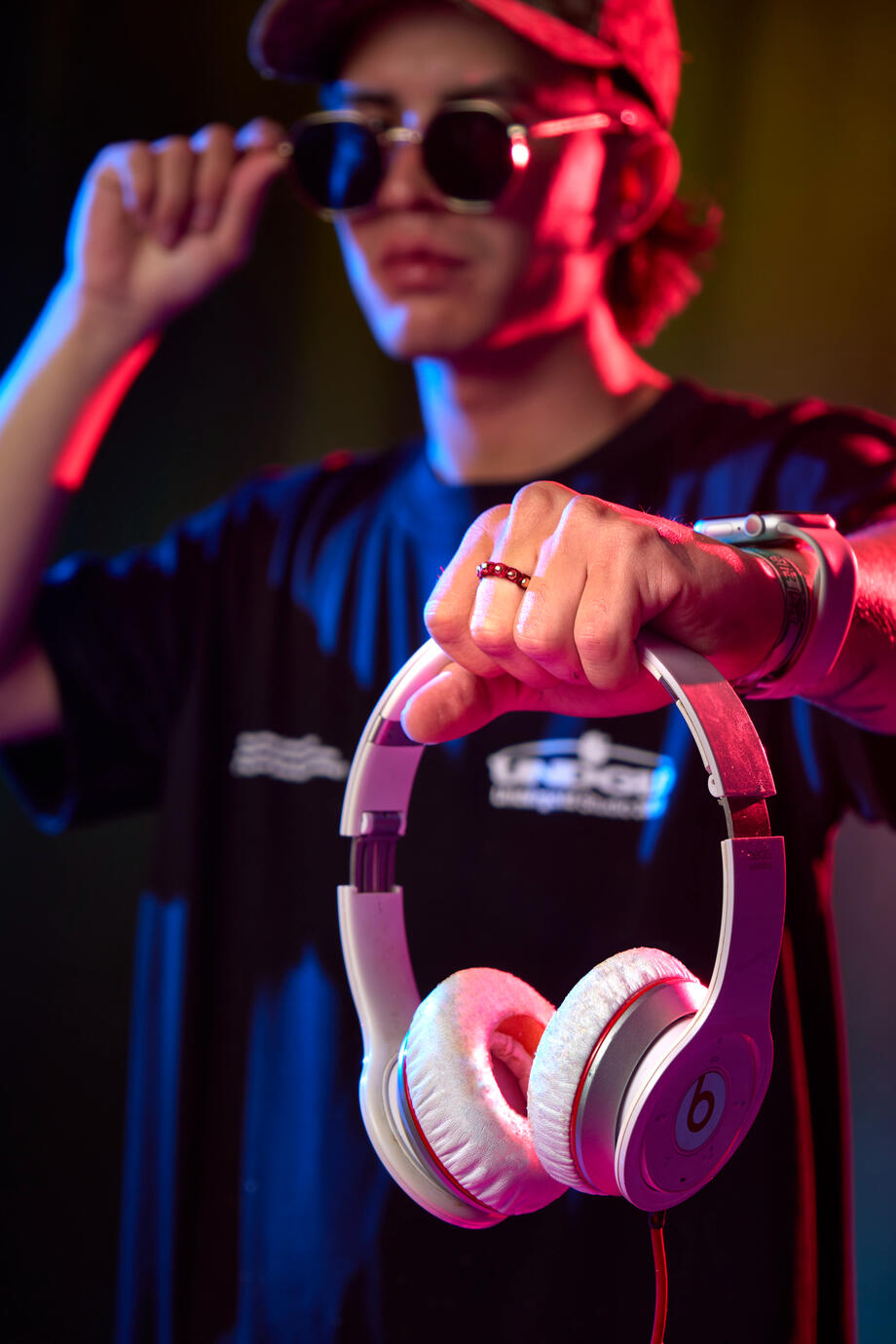 El ritmo viste de colores, la pasión se ilumina en cada beat.