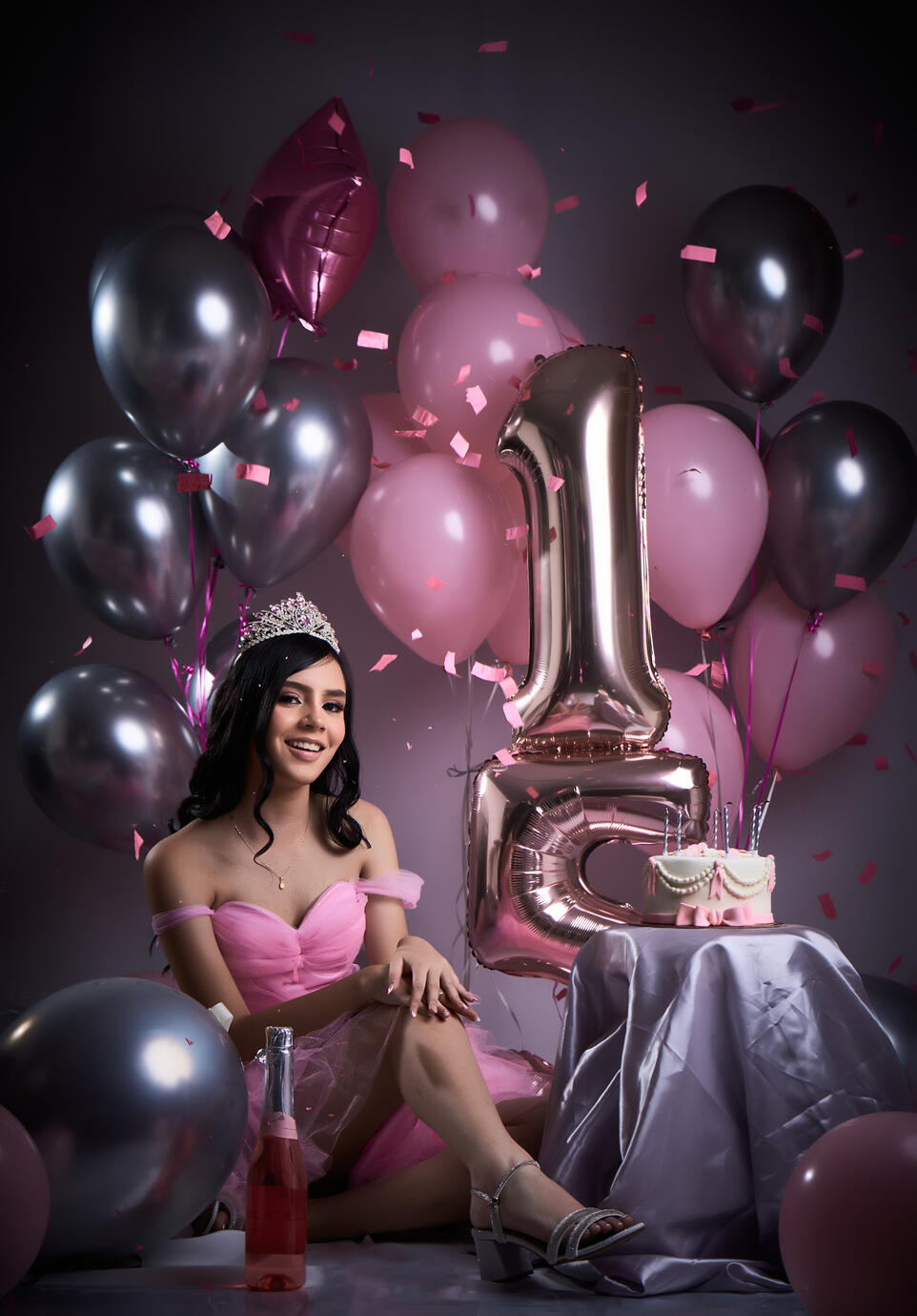 Sonríe así porque está viviendo uno de los días más felices de su vida.