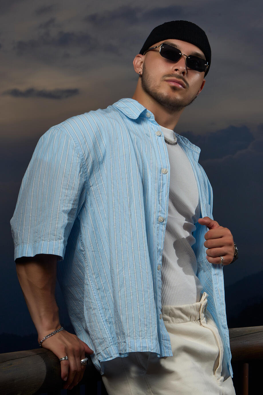 Un outfit que rompe esquemas bajo el cielo de Medellín.